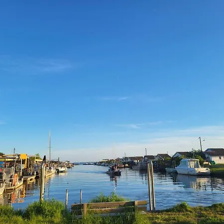 Maupiti, Maisonnette En Bord De D'ares Ares