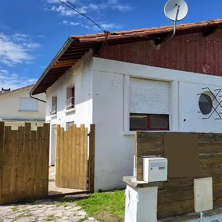 Maupiti, Maisonnette En Bord De D'ares Ares