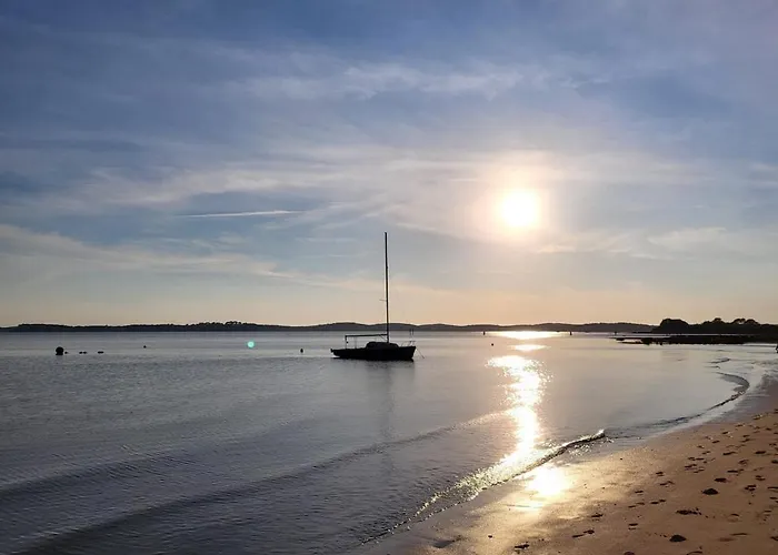 Maupiti, Maisonnette En Bord De D'ares Ares