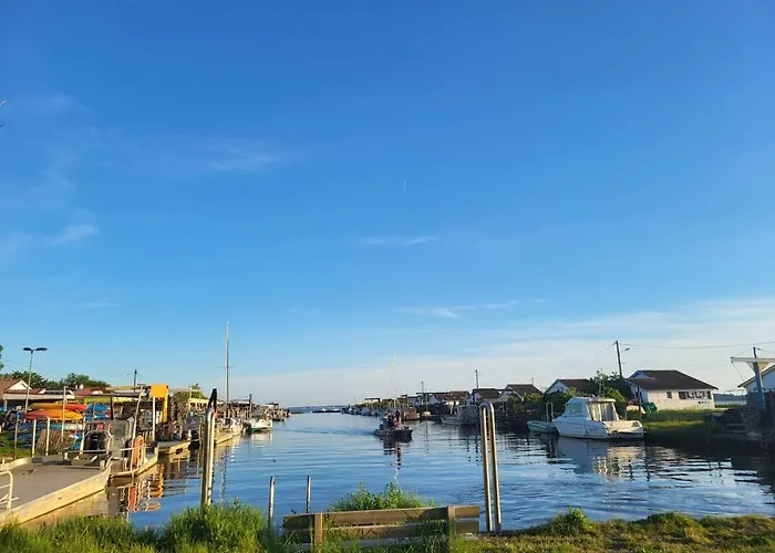 Maupiti, Maisonnette En Bord De D'ares Ares