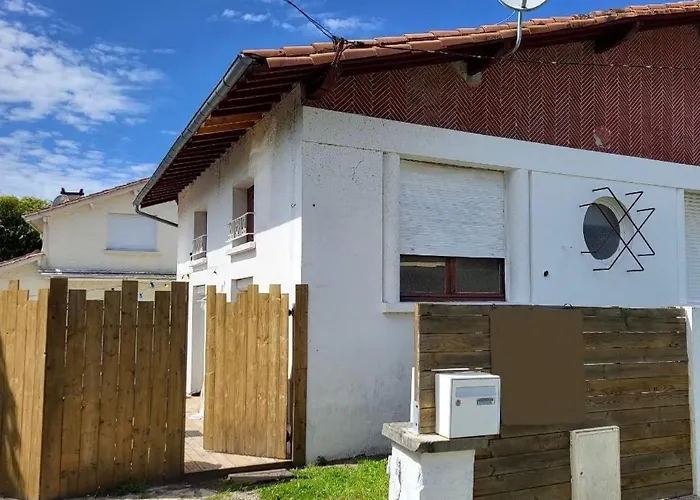 Maupiti, Maisonnette En Bord De D'ares Ares