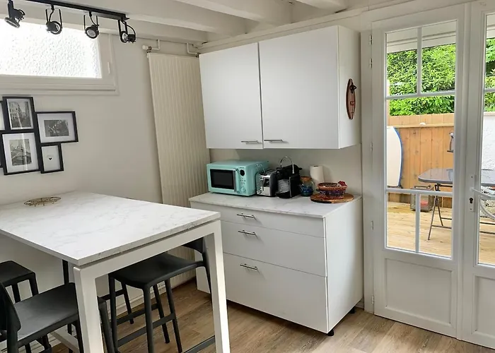 Maupiti, Maisonnette En Bord De D'ares Ares